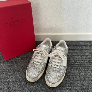 Valentino flycrews dam - Dessa skor är knappt använda och pris kan diskuteras vid snabb affär. Kom privat för egna bilder 😁😁