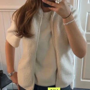 Teddyväst  - Säljer denna fina teddyväst❣️hör av er vid frågor. Står ingen storlek i västen men passar mig som har xs-s!