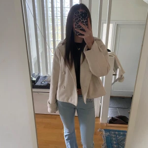 Beige kappa  - Beige kappa ifrån bubbleroom. Inga defekter, säljer då jag har en annan så den kommer inte till användning. 