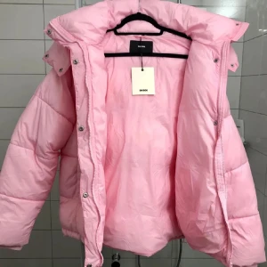 Rosa bikbok jacka  - Obs! Ingen luva!! Säljer min rosa bikbok jacka som är så populär. Köpte för 700kr (alla bilder är lånade!!)