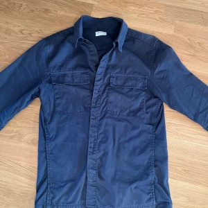 Overshirt Tiger Of Sweden - Väldigt fint skick, änvänd ett fåtal gånger. Nypris ca 2000 Säljes Pga att den är för liten!