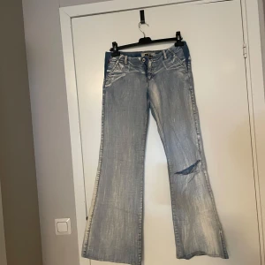 Ljusblå jeans från Moschino - Säljer ett par ljusblå jeans från Moschino, Jeansen har en acid wach som ger en sliten look och samtidigt ger en retro vibe. Har några defekter, kan skicka fler bilder om det så önskas. Dem är äkta men tyvärr har jag inget äkthetsbevis, därav priset.