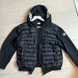 Moncler cardigan  - säljer min moncler cardigan som är en k@pia. Jag köpte den här på plik men den va aldeles för liten då den är xs men tidigare äger sa ”158” till mig. Priset går självklart att diskutera. Vet ej mer om jackan än att den är för liten. Ställ frågor!!