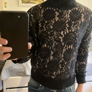 Tröja med mönster från Guess  - I mycket bra skick. Säljer då jag inte använder de längre. Blandning av viskos, polyamid och bomull. 