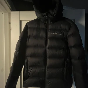 Sail Racing jacka  - Säljer min Sail Racing dunjacka som är använd 1 vinter. 7/10 skick skriv gärna frågor! Priset går att diskutera. Finns två st små hål som kan fås på bild vid önskan! 