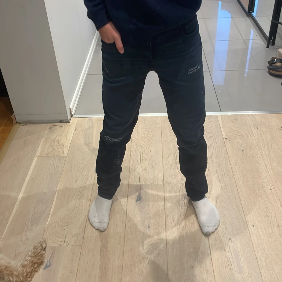 Mörkblå jeans med slitningar