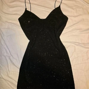 Nyår klänning - Perfekt klänning till nyår, köptes här på plick men passade tyvärr inte :( från märket nlyone