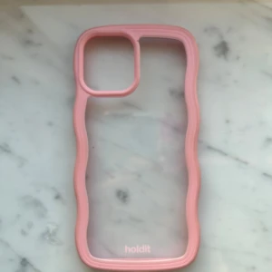 Holdit mobilskal ”Wavy Case” - Jätte fint skick då jag bara hann använda det i 2v innan jag köpte ny mobil. Passar iphone 12! Nypris är 299kr💕Använd gärna ”köp nu” funktionen!