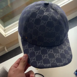 Gucci keps dubai blue - Helt ny äkta gucci keps dubai blue som är till salu, de är jätte sällsynta och de säljs inte i sverige så därför är den skickad ifrån belgien.  Dm för fler frågor.  Tar även byten