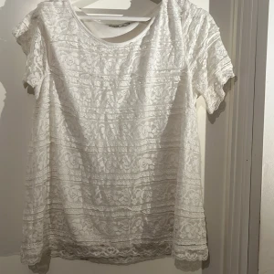 Blommig vit tröja  - Jätte fin sommar tröja storlek L men passar pass form M och S 