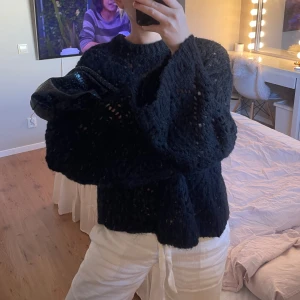 Svart stickad tröja  - Perfekt stickad tröja till hösten. Köpt på Zara, används tyvärr inte då jag har flera liknande. Använd 1-2 gånger. Fin stickad, kliar inte💕🥰