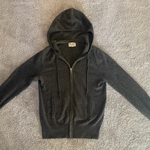 Grå kashmir hoodie från Soft Goat - Hej. Säljer denna superfina mörkgrå soft goat hoodie i damstorlek s. Inga tecken på användning. Nypris 3000kr. Mitt pris 1995kr. Tveka inte att ställa frågor💕