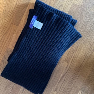 Mörkblå kashmirhalsduk från Gran Sasso - Säljer en supermjuk och lyxig mörkblå halsduk från Gran Sasso, tillverkad i 100% kashmir. Perfekt för att hålla dig varm under kyliga dagar. Made in Italy🇮🇹. Nypris 239 euro. Säljer för 995kr, men pris kan diskuteras. Hör av dig vid funderingar!