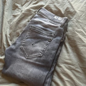 DONDUP JINZZ - Tja! Säljer ett par snygga dondup jeans i en fin färg!❤️💯strl 33 modellen är skinny fit och passar bra för dem över 180 tar Gjärna byten!