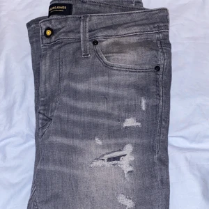 Jack Jones jeans  - Säljer mina helt nya Jack Jones jeans med feta slitningar. Modellen är skinny/liam och är i w32 och L34. Helt oanvända alla tags är kvar!! Kan gå ner i pris vid snabb affär 