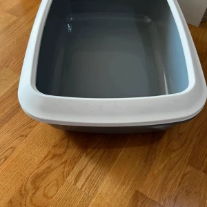 Kattsandlåda - Sandlåd för katter. Den är helt ny. Knappt använd ramen är 50 cm i omkrets. 