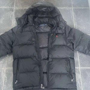 Ralph Lauren jacka  - Tja, säljer denna riktigt feta Ralph Lauren jacka i färgen svart, ny pris 5000kr, skick 8,5-10, använd fåtalet gånger 