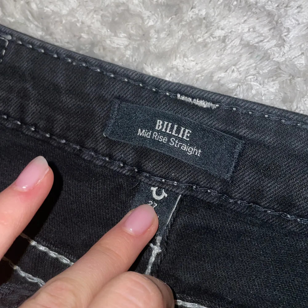 Skit snygga true religon jeans med coolt mönster på fickorna och vit söm längs innerbenet!  Den svarta färgen är lite urtvättad men det syns på bilderna. Storlek 27, modellen är BILLIE ”mid rise straight”! Pris kan diskuteras ❣️ #truereligon #sthlm . Jeans & Byxor.