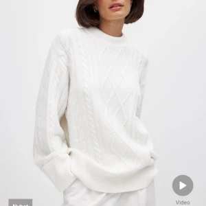 Stickad tröja - Säljer denna stickade tröja, aldrig använd! Storlek S - oversized men lite för lång på mig som är 160, annars väldigt fin! Nypris var 600 kr