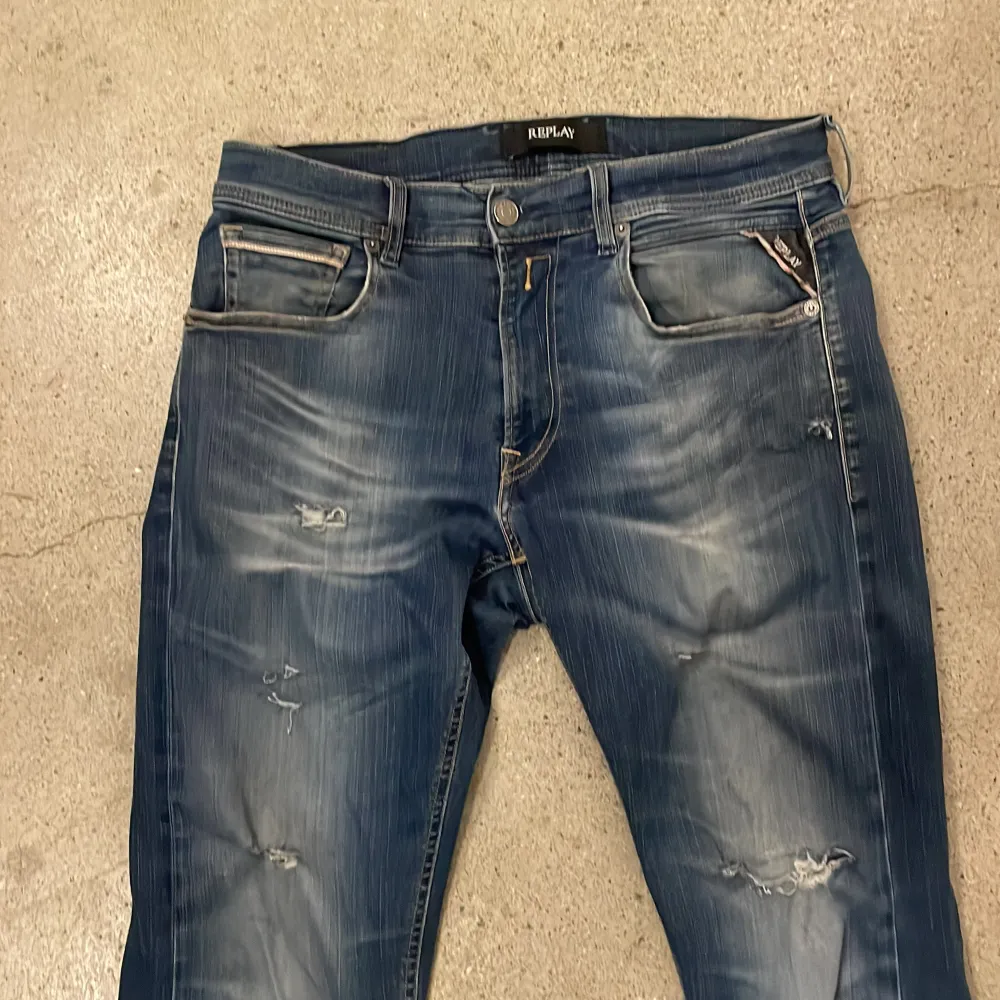 Replay jeans med riktigt snygga slitningar | Bra skick och i storlek 31/32 | Hör av er om ni har några frågor eller funderingar!. Jeans & Byxor.