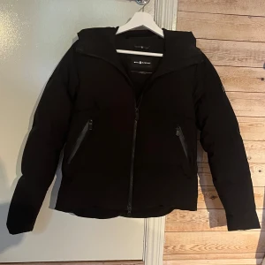 Sailracing vinterjacka - Vinterjacka av sailracing, köpte för 5000 och säljer för jag inte gillar den längre. Mycket bra skick syns på dragkedjorna att den är använd litegrann. Liten i storleken.