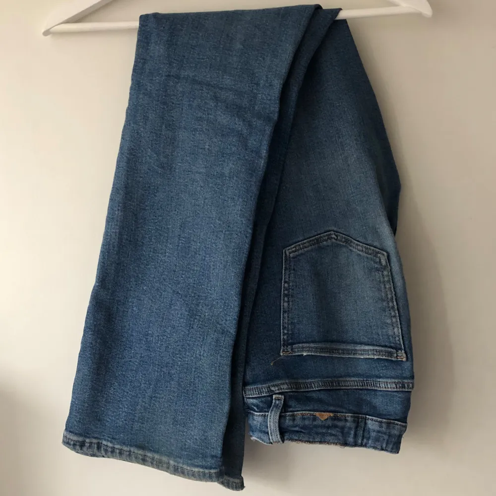 säljer dessa jeans från gina young. välanvända och bortriven lapp som de ska stå ”ginatricot” (se på sista bilden) men endå hyfsat bra skick, köptes för 300kr. pris kan diskuteras💗. Jeans & Byxor.