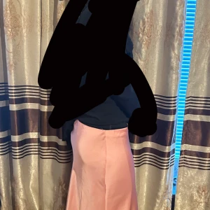 Satin kjol - Jättefin maxikjol i satin från Zara. Helt ny utan prislapp, använd 1 gång. 