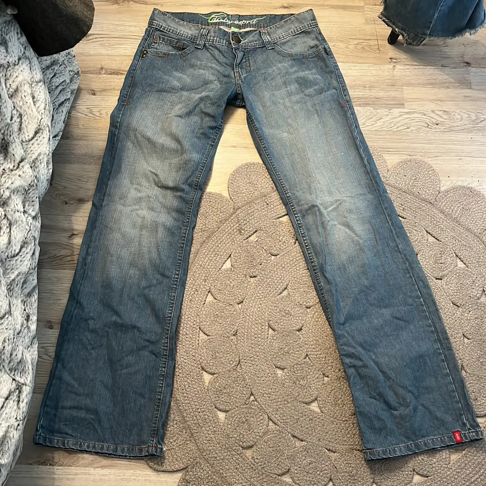 Ljusblåa lågmidjade jeans från Edc by Esprit, säljer då dom inte passar mig:/  Midjemått: 41 cm rakt över  Innerbenslängd: 86 cm. Jeans & Byxor.