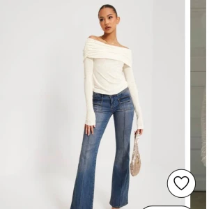 Vit off shoulder topp  - Säljer min vita offshoulder tröja från Nelly som är oanvänd  och slutsåld!!🫶🏻