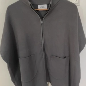 SÖKER!! - Söker någon form av ”väst” som man kan ha inne. Stickad kan gå bra beroende på modell. Söker helst något som liknar den västen på bilden från Zara. Helst i grå eller svart! Söker lite vad som helst så skicka gärna oavsett vad det är du har💕💕