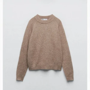 Stickad tröja  - Super fin stickad tröja från zara, mycket bra skick och super mjuk och skön till hösten💕