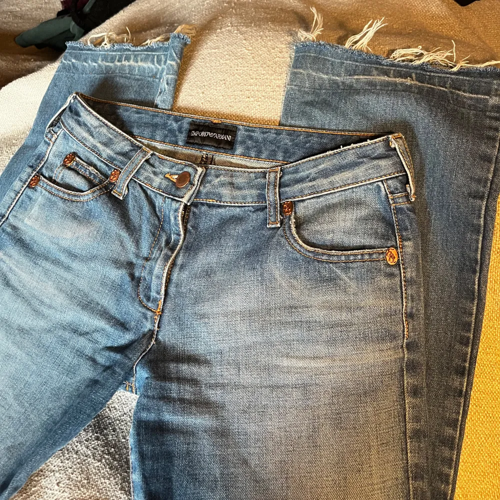 Lågmidjade, bootcut jeans från Armani jeans köpta second hand💖Bara att skriva och be om du funderar på mått! . Jeans & Byxor.