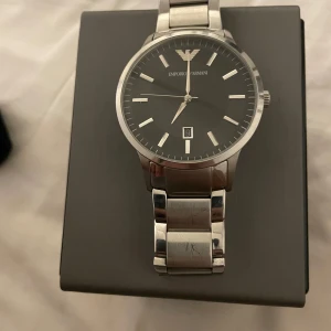 Armani Klocka - Ar2457 42mm i diameter klockan funkar inte pga bada med den men inga repor eller skador orginal pris 2995 och fick den värderad på ca 1000kr
