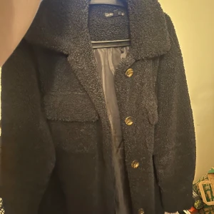 Teddyjacka - Super snygg Teddy jacka, den hade även ett skärp men den är borta för tyckte den va snyggare utan. 