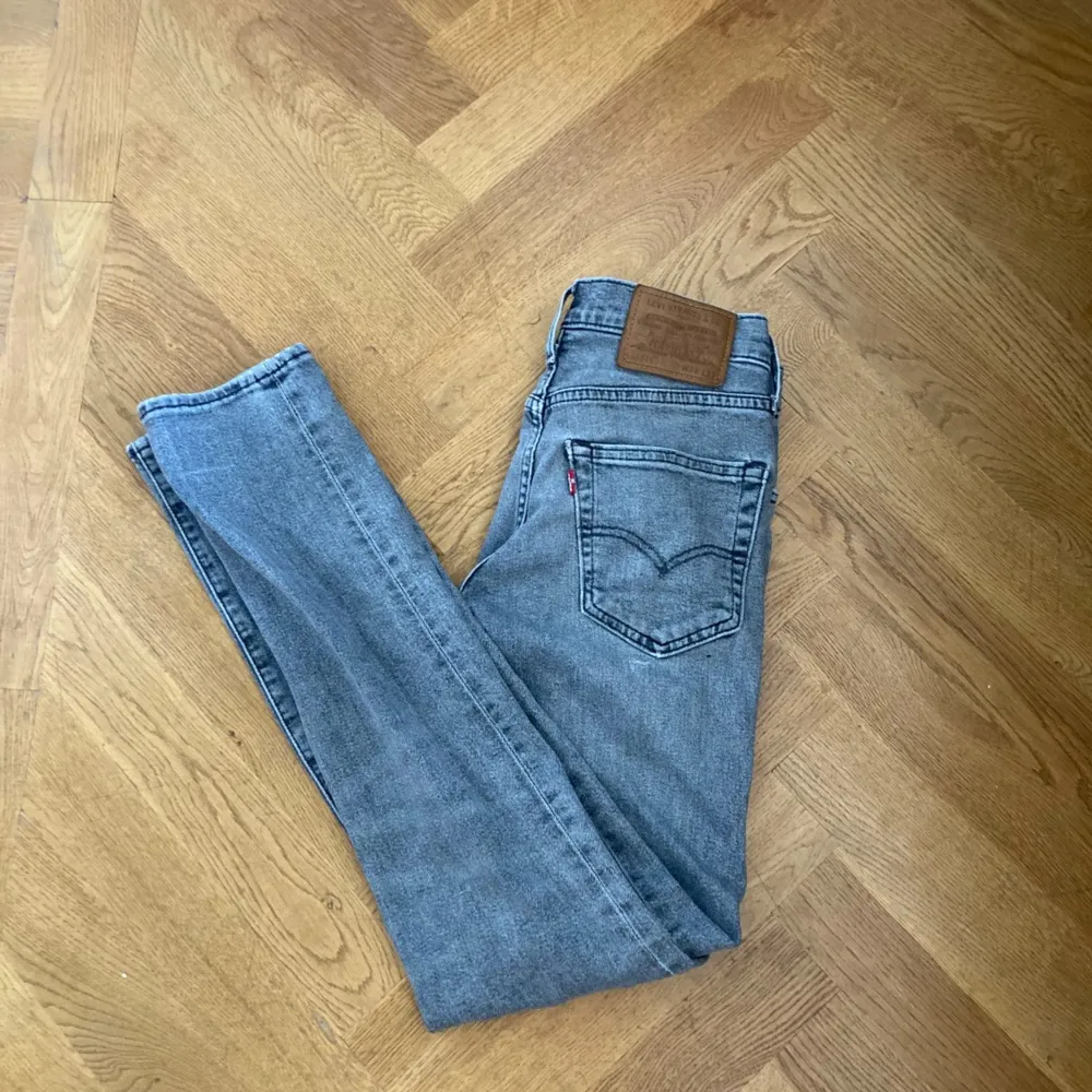 Säljer dess schyssta Levis 511 jeans, köpta för cirka ett år sedan i Levis butik i Stockholm. Fint skick lite slitangar längs fickan te.x. Jeans & Byxor.