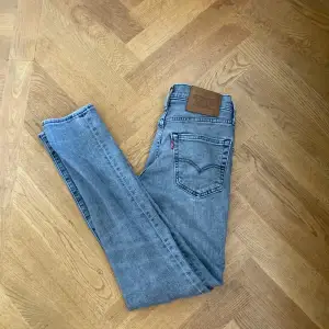 Säljer dess schyssta Levis 511 jeans, köpta för cirka ett år sedan i Levis butik i Stockholm. Fint skick lite slitangar längs fickan te.x