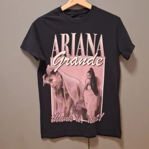 Svart Ariana Grande t-shirt - Säljer en svart t-shirt med Ariana Grande-motiv från 'thank u, next' och 'Sweetener World Tour 2019'. T-shirten har ett stort tryck på framsidan och tryck på ryggen. Är helt i nyskick. Kom privat för frågor. Pris kan diskuteras💕