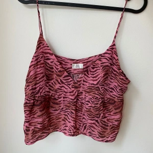 Croppad linne i tigerprint Storlek S - Knappt använt linne den hemsidan Aritizia (köpt i USA). Storlek S av materialet cupro (liknar silke). 