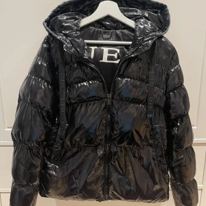 Guess puffer jacket - Shiny pufferjacket från guess i storlek M🖤  väldigt bra skick förutom två små fläckar där de lossnat lite färg på framsidan🖤  Passar bra på mig som är 171cm