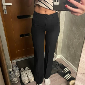 Kostymbyxor  - Ett år svarta kostymbyxor ifrån Madlady som sitter som en smäck. De är i storlek 32 och jag är 172 cm lång och bär oftast storlek S i byxor.