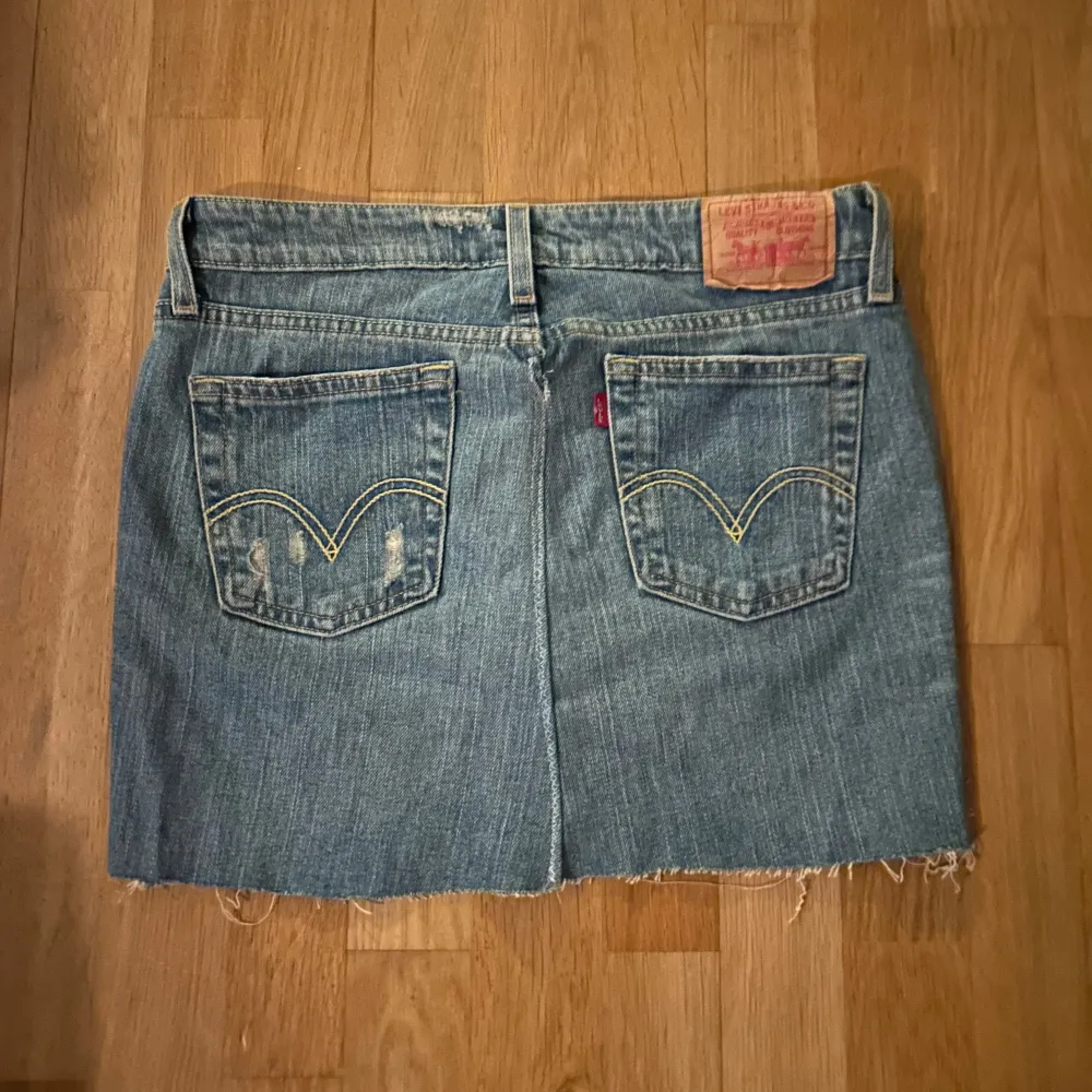 Säljer en jeanskjol från Levi's i en klassisk blå denimfärg som även är lågmidjade!! (Köparen står för frakt, använd ”köp nu”). Kjolar.