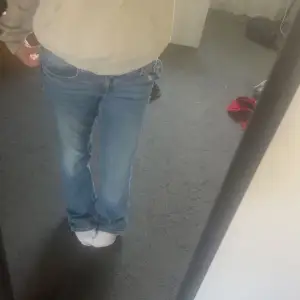 säljer dessa jeans eftersom jag inte använder dem längre. De är ifrån Gina Young men det passar som storlek 34/36 ish. Köptes för ca 259kr. Skriv privat för fler bilder. Pris kan diskuteras💕