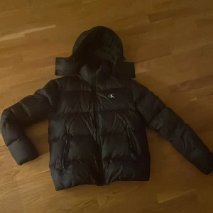 Calvin Klein vinterjacka - En varm och skön vinterjacka i toppskick som endast är använd under en vinter och säljer den för att jag har växt ur den Den är lite för kort för mig och är 183cm