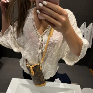 Zara topp!! - Säljer denna så sköna toppen ifrån zara, en perfekt sommar blus, aldrig använd!! 🌟🌟