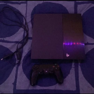 Ps 4 - Funkar bra, pris kan diskuteras,  Var öppen med att ställa frågor 