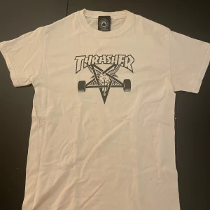 Vit thrasher tröja med pentagram  - En vit thrasher tröja med pentagram. Den är knappt använd men den var köpt seccond hand först så är osäker just hur använd den är. 