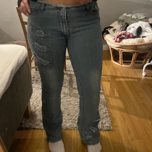Wolf jeans  - Säljer dessa OTROLIGA och unika jeasn köpta här på plick pga för många byxor! Dessa jeans köptes i perfekt skick o är aldrig använda av mig sj💗midjemått-42cm rakt över och innerbenslängd ca 80 cm, skriv för mer info!