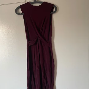 Klänning - Vinröd klänning storlek 34