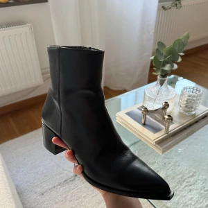 Stövletter från Flattered, storlek 37 - Stövletter i läder i storlek 37 från Flattered. Använda ett fåtal gånger och därmed i fint skick. Några små repor på insidan av ena skon (se bild), något som knappt syns när man har dem på sig. Nypris var 2500kr.