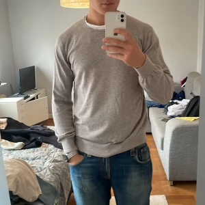 Riley Tröja - Garderobsrensing! Säljer en tröja från Riley i storlek M då den tyvärr är aningen liten på mig. Bra skick, har mycket kvar att ge. Jag (på bilden) är 183cm, 80kg.
